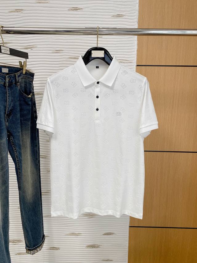 杜嘉班纳25Ss春夏 新品 定制蚕丝面料丝滑透气！时尚经典翻领Polo短袖时尚单品设计，更加时尚舒适，高标准定制，上身非常有型，胸前品牌经典Logo 图案 客供