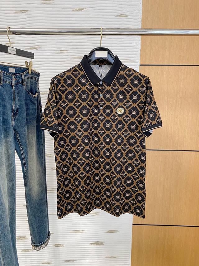 古驰25Ss春夏 新品 定制蚕丝面料丝滑透气！时尚经典翻领Polo短袖时尚单品设计，更加时尚舒适，高标准定制，上身非常有型，胸前品牌经典Logo 图案 客供辅料