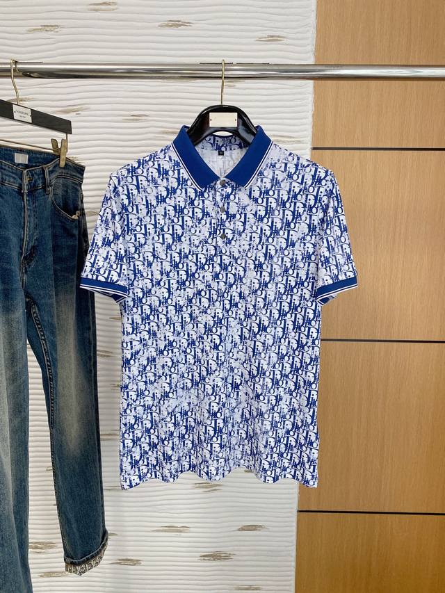 迪奥25Ss春夏 新品 定制蚕丝面料丝滑透气！时尚经典翻领Polo短袖时尚单品设计，更加时尚舒适，高标准定制，上身非常有型，胸前品牌经典Logo 图案 客供辅料