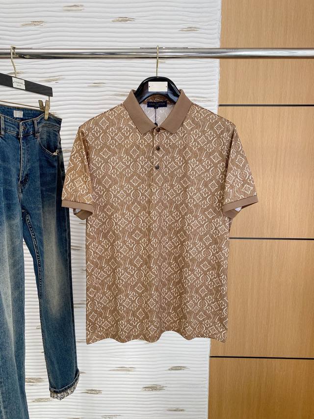 Lv25Ss春夏 新品 定制蚕丝面料丝滑透气！时尚经典翻领Polo短袖时尚单品设计，更加时尚舒适，高标准定制，上身非常有型，胸前品牌经典Logo 图案 客供辅料