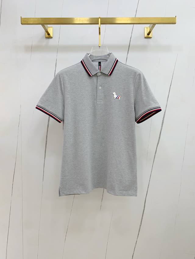 Tb汤姆布朗25Ss新款春夏短袖翻领T恤Polo，最高版本客供定制高端朱地面料简单时尚款，拼色螺纹超级好看！经典Logo简单大方的款式！满满的高级感，四季可穿。