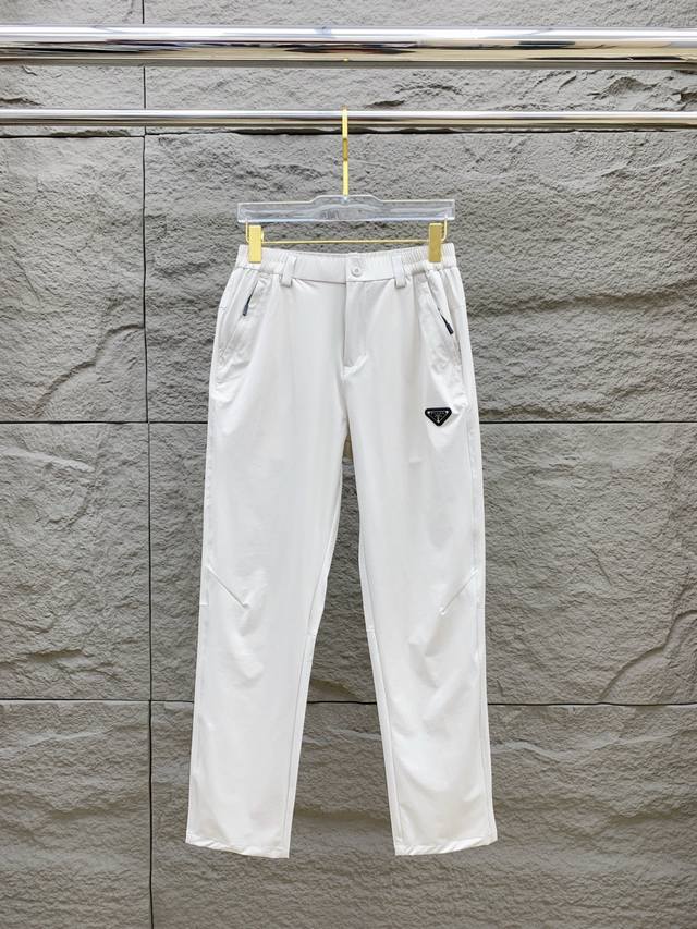 普拉达春夏25Ss休闲裤金典再次出现，原单订制高品质时尚休闲裤。超级百搭款。独家定制面料，挺阔有型，贴身舒适。原版定制专柜最新五金辅料。超靓版型、上身显腿修长，