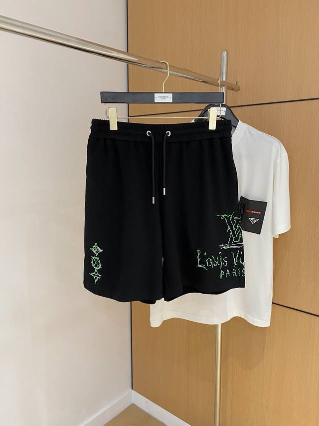 Lv2025春夏新款休闲短裤！官网同步发售。定制品牌经典Logo，定制面料，舒适度极好，手触感强烈。辨识度极高，完美品相工艺。 尺码：M-2Xl