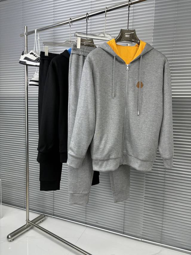 M□ 男士时尚羊毛套装 上身效果非常好真正的大货订单 恰到好处的修身版型 上身效果非常好能很棒的体现男性修长体态 这种时装在明星中们时尚大咖们中出镜高 跟随潮流