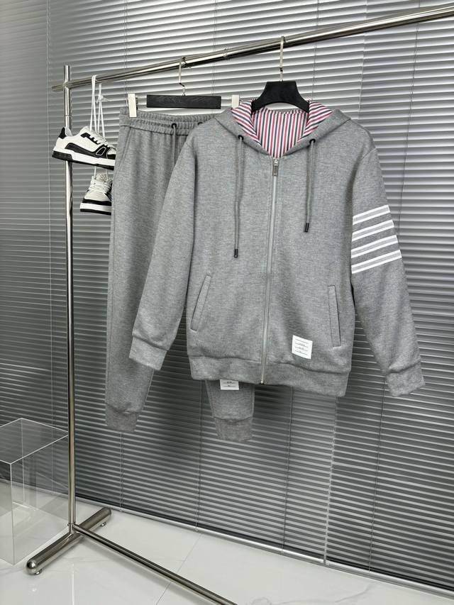 男士时尚套装 上身效果非常好真正的大货订单 恰到好处的修身版型 上身效果非常好能很棒的体现男性修长体态 这种时装在明星中们时尚大咖们中出镜高 跟随潮流时尚打造自