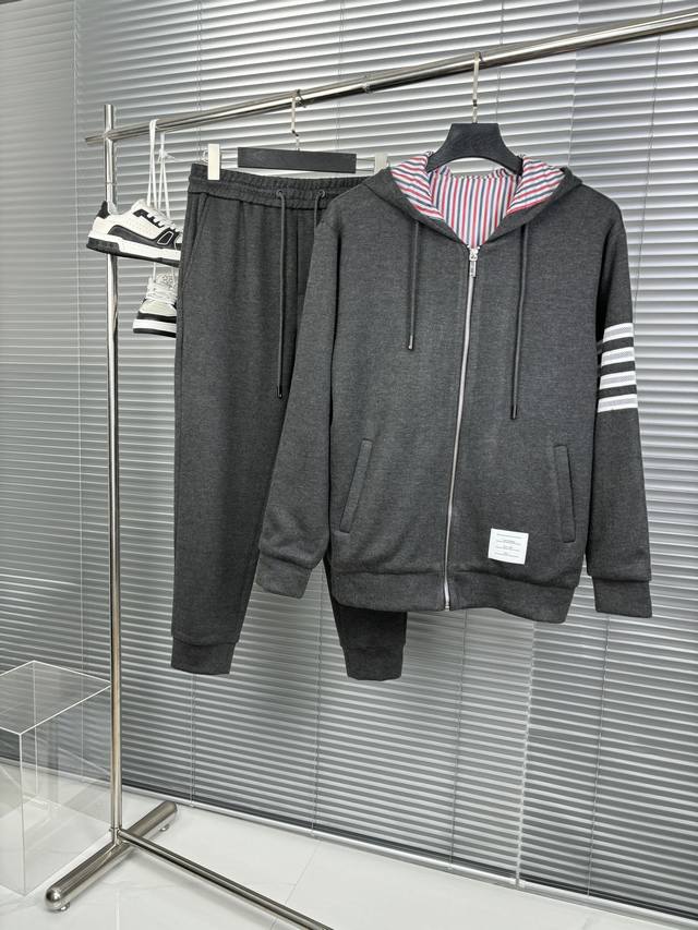 Tb 男士时尚套装 上身效果非常好真正的大货订单 恰到好处的修身版型 上身效果非常好能很棒的体现男性修长体态 这种时装在明星中们时尚大咖们中出镜高 跟随潮流时尚