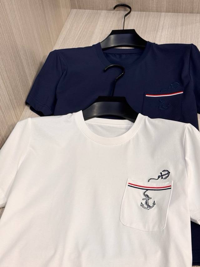 型号L803#，Tb家 2025春夏最新船锚绣标男士圆领短袖T恤衫，休闲剪裁棉质运动衫，简单大方，胸前雅致拼布口袋设计，经典的船锚刺绣徽标，搭配标志性红白蓝条纹