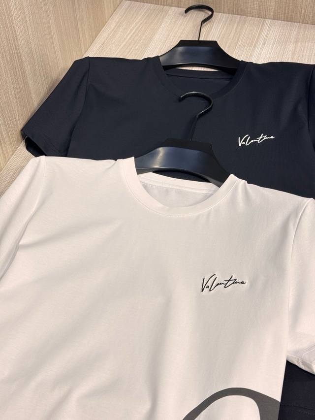 型号L806#，Vl家 2025春夏最新侧边大V印花男士圆领T恤衫，休闲剪裁棉质运动衫，简单大方，胸前标志性字母刺绣徽标，采用高端3D立体刺绣工艺，小巧精致，饱