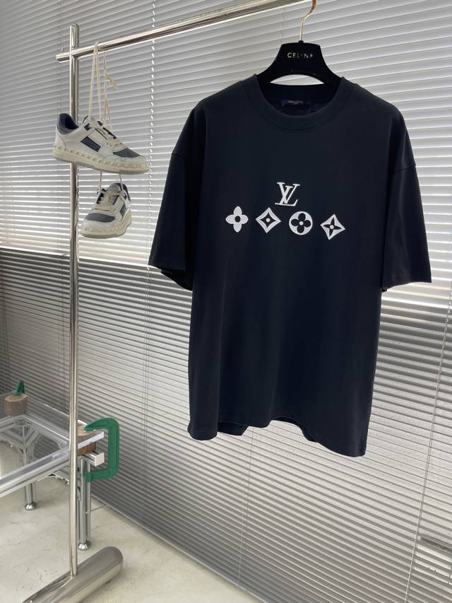 驴牌 刺绣标识短袖T恤 280G定制纯棉面料活性棉 面料透气舒适易清洗 刺绣工艺：胸前撞色刺绣 品牌标识拼接字母Logo 图案立体感十足，细节直接拉满。 简洁而