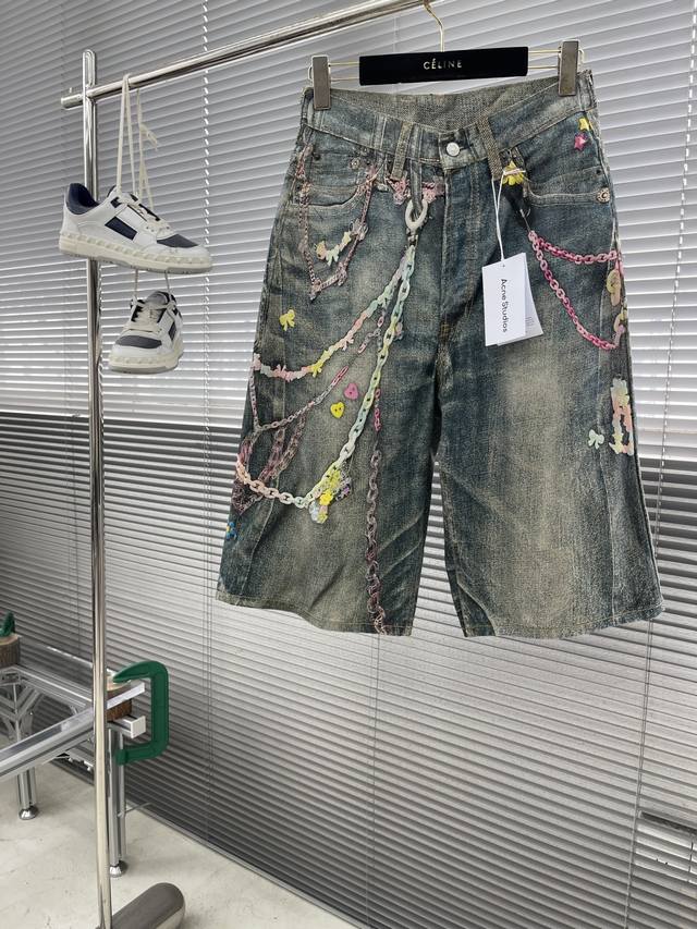 Acne Studio 25Ss新款牛仔短裤剪裁宽松，中 低腰，直腿和膝盖长度。细节上有季节性的“钥匙扣”Trompe L'oeil印花，由无拉力牛仔布制成。