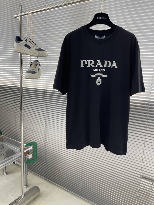 Prad 2025春夏新款首发专柜最新款短袖圆领T恤 高端订制 设计前卫时尚！品牌Logo重工艺设计 高端定制丝光长绒棉面料.手感柔软.穿着舒适.专柜级别精致车