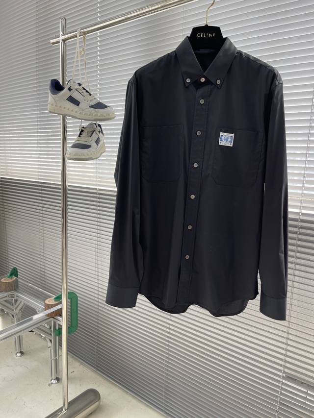 Dio 口袋标识细节长袖衬衫。 明扣款贝壳扣，这款面料带弹力，穿着舒适！尺码:38-42 S-Xxl S码衣长75 胸围99 肩宽44 袖长62.5 M码衣长7