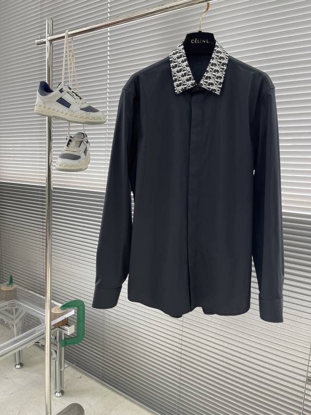 Dio 领子标识印花细节府绸衬衫。 暗扣款贝壳扣，这款面料带弹力，穿着舒适！ 尺码:38-42 S-Xxl S码衣长75 胸围99 肩宽44 袖长62.5 M码