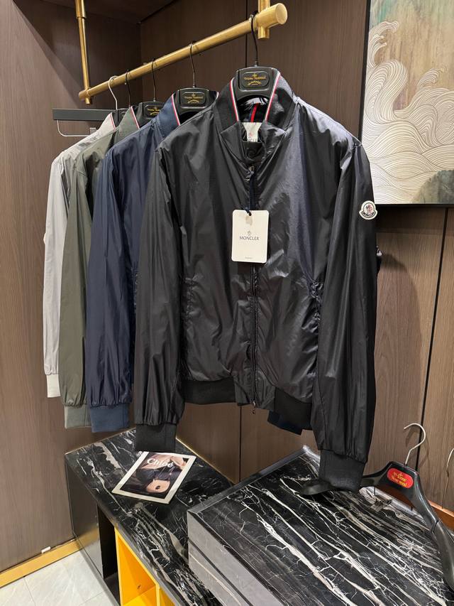 Mon25S早春男士立领外套夹克.......主体高密度聚酯纤维面料 满足于常规休闲且包容所有场合的着装需求，出在穿搭季属于极出色的首选单品，实穿性极佳！！！码