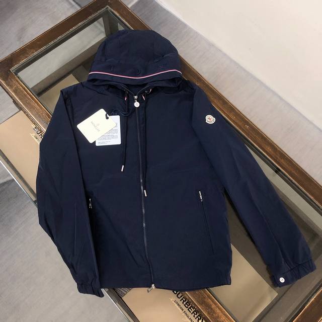 新款上架 Mon*Cler 蒙口 25早秋最新款上市！连帽织带钢印夹克外套 官网同步爆款 高端定制 品质经得起任何形式检验，呈现一种焕然一新，赋予你与众不同的上