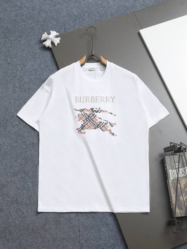 Burberry Bbr 巴宝莉 微宽版型Xs-L 新款独家限定 25年最新最顶级 格纹拼接刺绣字母Logo 精美重工艺 280克洗水面料T恤作为奢侈界的龙头，