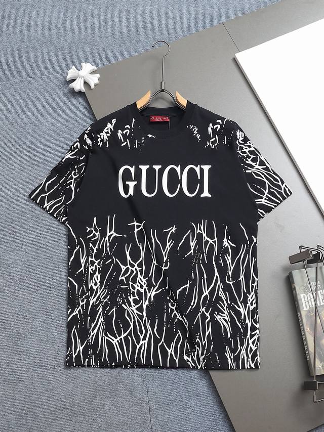 Gucci 25Ss古驰春夏最新款胸口Logo 双G字母印花 圆领时尚短袖T恤，官网同步，专柜纯棉面料！贴肤舒适，耐看又好穿，经典简约Logo设计，原厂工艺一丝