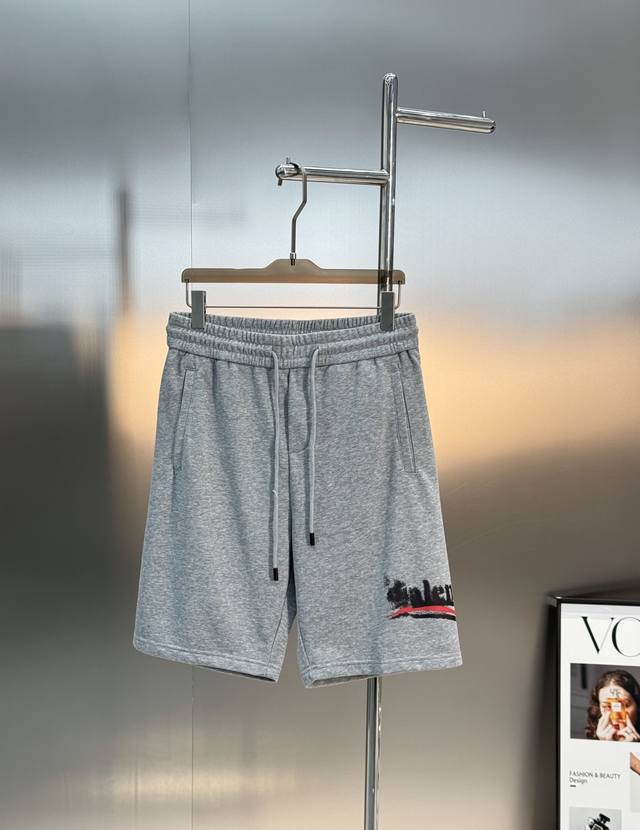 Balenciaga巴黎世家25S新款情侣款五分短裤.官网同步！360G毛线圈棉质饱满柔软亲肤，无身材顾虑 此种设计的舒适感是无与伦比的～两侧无缝工艺.经典品牌