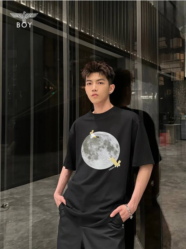 Loew*罗意-威经典款T恤.25S新款男女同款！罗意*威图形3D立体印花设计.月球奔兔设计层次丰富.小兔子字母造型.立体有质感.非常漂亮.定制280G纯棉面料