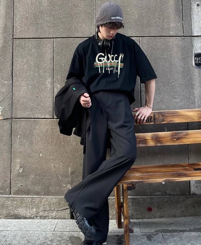 Gucc*潮牌25S新款圆领T恤.可搭配套装！男女同款～潮人必备！胸前定制品牌图形烫画工艺.减龄搭配.色彩搭配时尚好看.整体效果年轻有活力！高克重300G棉材质