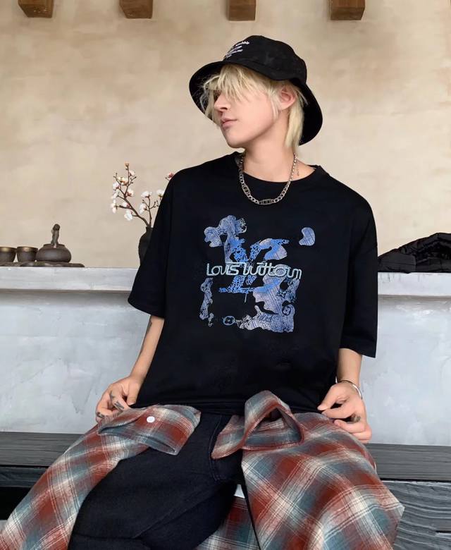 驴牌*25S新款T恤.男女同款！减龄风格满贯～撞色层次风格的新世纪充满阳色彩！！！经典字母设计表现. 清新色彩.搭配老花品牌字母Logo.订制优质高克重300G