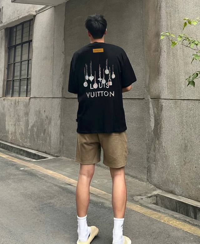 驴牌*25S新款潮牌T恤.男女同款～280G纯棉面料.上身也是非常的舒适.胸口经典Lv品品字母烫画设计.后背大图形质感图案搭配烫钻层叠点缀设计.立体起伏感视觉感