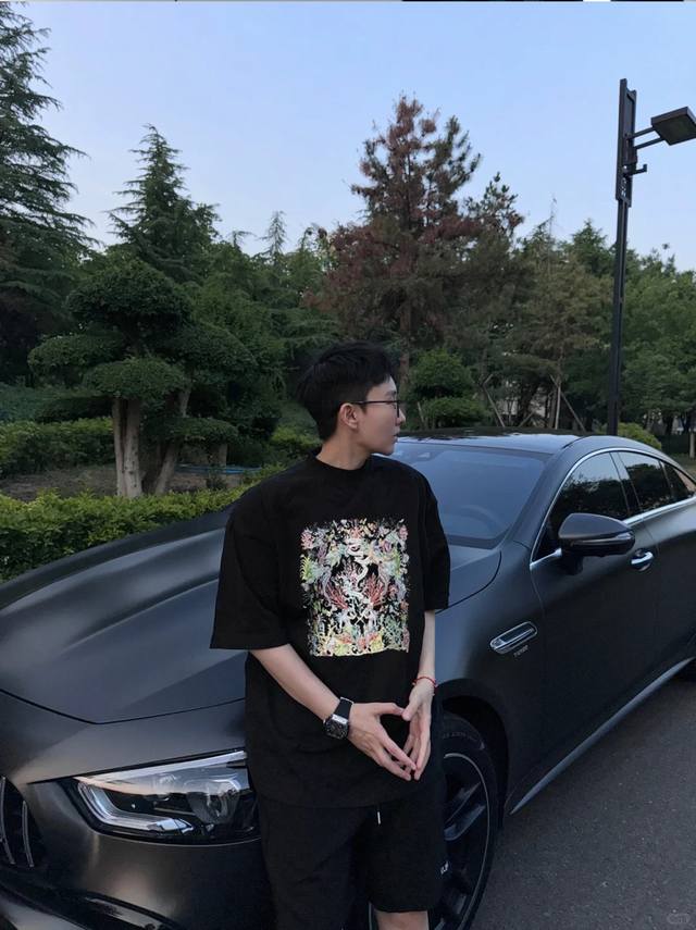 Dio*R迪-奥25S新款情侣圆领T恤！胸前新款3D爆裂感立体硅胶印花.300G甄选100%纯棉质感.棉质饱满富有弹性.秉持着对细节追求 图案也是全新！饱满清晰