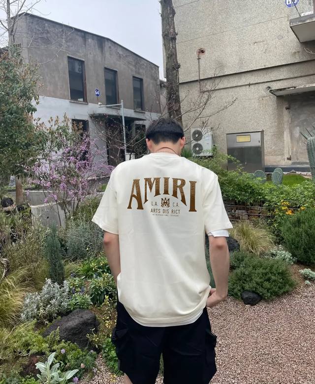 Amiri*25S新款圆领T恤.男女同款！基础款字母印花.色彩层析分明.简单明了的理念元素来完成人人都可以上身效果非常明显.双面烫画叠加烫钻层次工艺.优选280