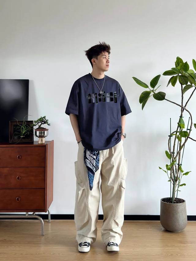 Balenciag*巴黎世*25S新款T恤.男女同款推荐！230G纯棉面料.定制螺纹.面料柔软舒适.透气吸汗.上身舒适.轻松驾驭.胸口字母图形烫画设计工艺.色彩