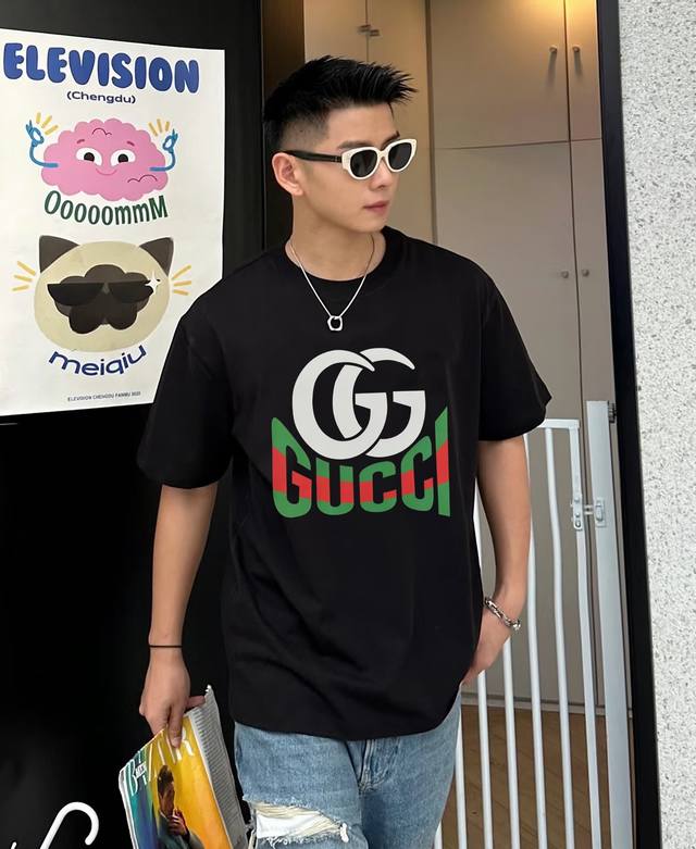 Gucc*潮牌25S新款圆领T恤.男女同款～潮人必备！胸前定制品牌图形烫画工艺.色彩层次有细节.减龄搭配.色彩搭配时尚好看.整体效果年轻有活力！高克重280G棉