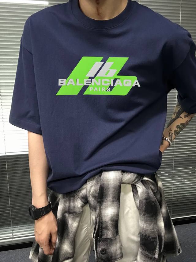 Balenciag*巴黎世*25S新款T恤.男女同款推荐！230G纯棉面料，柔软舒适.透气吸汗.上身舒适.轻松驾驭......胸前采用撞色荧光绿色彩搭配设计.高