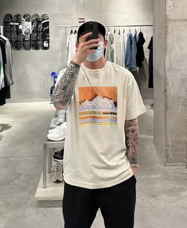 Gucc*古奇新款T恤.联名款北面～25S新款男女同款！胸口立体印花设计.经典雪山色彩层次丰富清晰.每个颜色搭配都是不同凡响！质感极好舒适又透气.让人过目难忘！