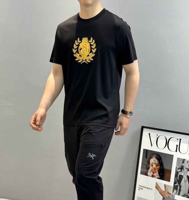 Burberr*Y巴宝莉25S爆款丝光棉！新季T恤云朵般裸感肤触.重工刺绣工艺.金属感B字盾徽+橡叶花环锁住英伦Dna.1895年份织带如勋章绶带垂落衣角.单穿