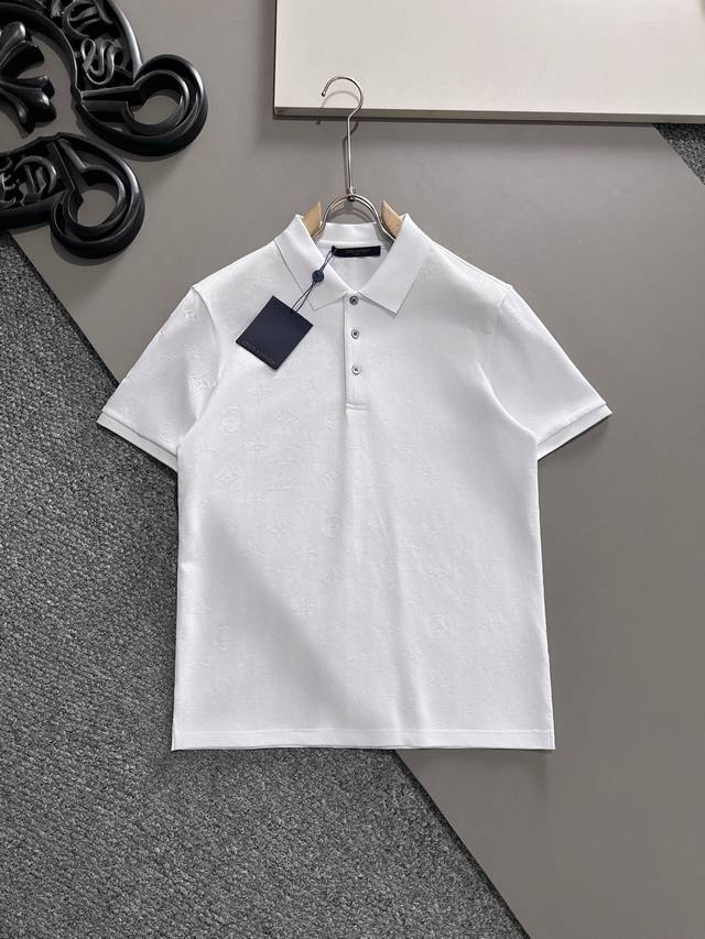 Lv 2025Ss夏季新款 Logo男士翻领Polo衫！经典商务男款，高端男装的天花板级别的商务男款！简约时尚大气不失优雅，单穿内搭体面过人，品质控 细节控的闭
