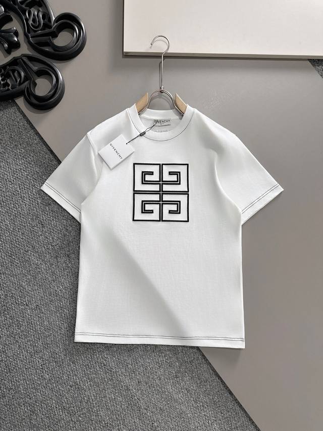 纪梵希 2025春夏新款男女同款短袖T恤，！定制专属纯棉面料，定制原版工艺螺纹，胸前重工字母Logo工艺设计！简约大方，从容百搭，档次极高，完美融入时尚还有风情