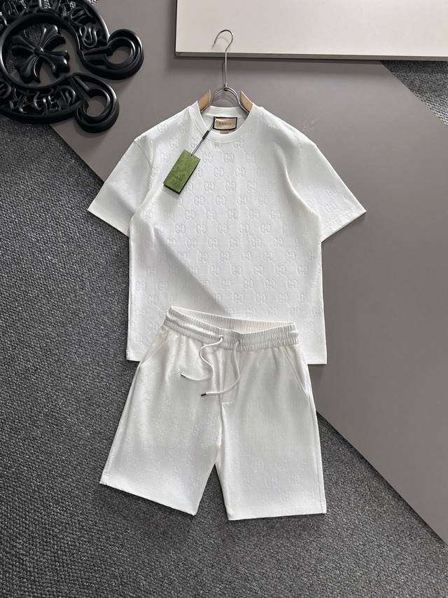 古奇 2025春夏最新款，男女同款，经典设计短袖T恤短裤套装，定制纯棉面料，手感柔软，穿着舒适，做工精细.上身效果无敌帅气，码数M-3Xl