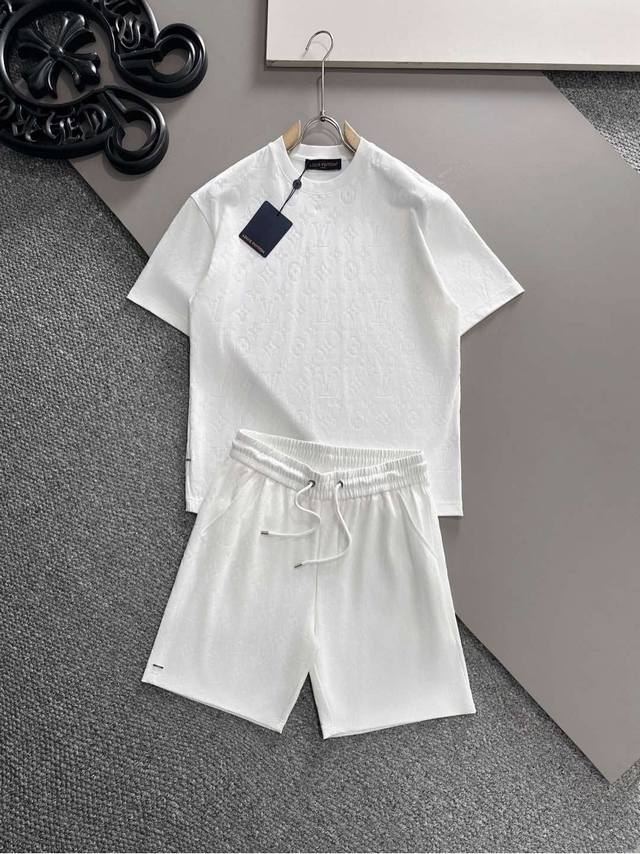Lv 2025春夏最新款，男女同款，经典设计短袖T恤短裤套装，定制纯棉面料，手感柔软，穿着舒适，做工精细.上身效果无敌帅气，码数M-3Xl