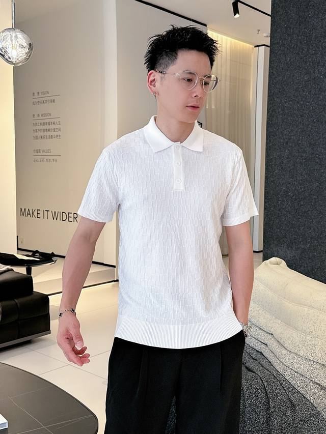 Lv 2025 新品短袖Polo，帅气时尚，顶级定位顶织字母Logo，简约百搭款。面料针织 不仅挺括，保持潮流的廓形，又穿着舒适，纱织更细腻，码数M-3Xl