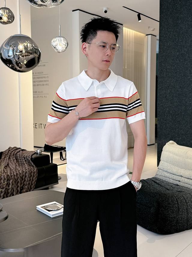 巴宝莉 2025 新品短袖Polo，帅气时尚，顶级定位顶织字母Logo，简约百搭款。面料针织 不仅挺括，保持潮流的廓形，又穿着舒适，纱织更细腻，码数M-3Xl