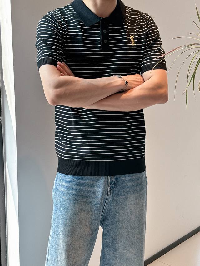 圣罗兰 2025 新品短袖Polo，帅气时尚，顶级定位顶织字母Logo，简约百搭款。面料针织 不仅挺括，保持潮流的廓形，又穿着舒适，纱织更细腻，码数M-3Xl