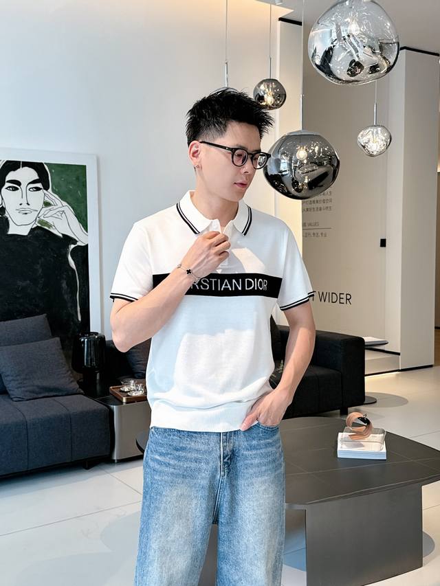 迪奥 2025 新品短袖Polo，帅气时尚，顶级定位顶织字母Logo，简约百搭款。面料针织 不仅挺括，保持潮流的廓形，又穿着舒适，纱织更细腻，码数M-3Xl