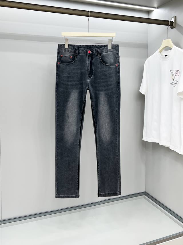 Kiton 2025最新款牛仔裤 柜台同步发售 小直筒版型，进口固色面料 原版定制复刻 客供五金辅料 原单品质 重工洗水牛仔布，柔软舒适感极好，做工走线精细 上