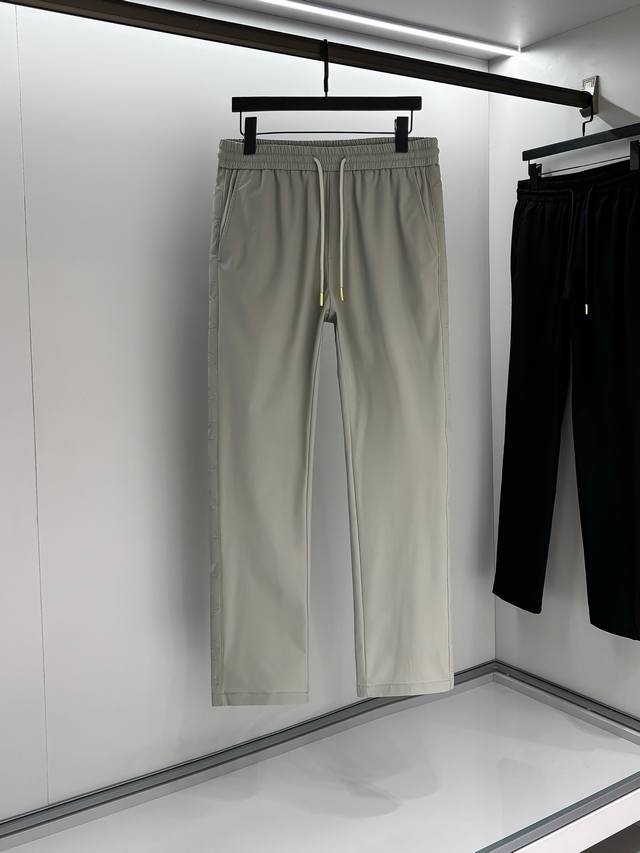 驴 经典老花拼接休闲裤、代工厂P出品。 早春新品。 定制面料 悬垂感好、有弹性透气性好。 经典老花提花拼接松紧腰与裤口、中直筒、设置抽绳、两侧斜插、背面饰有单口