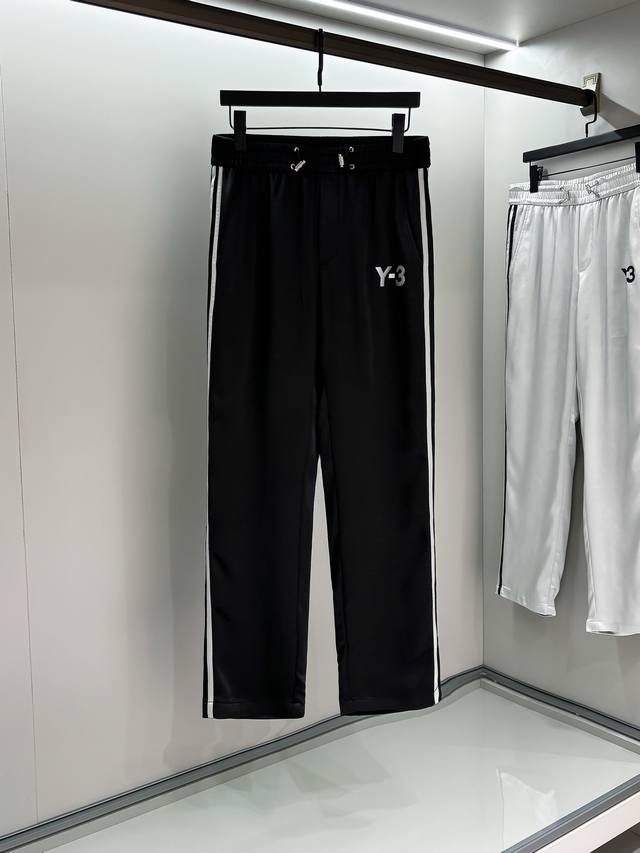 Y3# 2025 春夏休闲裤子 美学的焕新诠释,演绎浓郁的格调型时尚风范,细节感和设计感强悍.经典品牌标识做为色彩搭配,演绎经典的品牌时尚,为整体造型增光添彩.