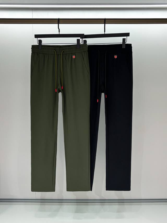 合照细节 Kiton# 2025 春夏休闲裤子 美学的焕新诠释,演绎浓郁的格调型时尚风范,细节感和设计感强悍.经典品牌标识做为色彩搭配,演绎经典的品牌时尚,为整