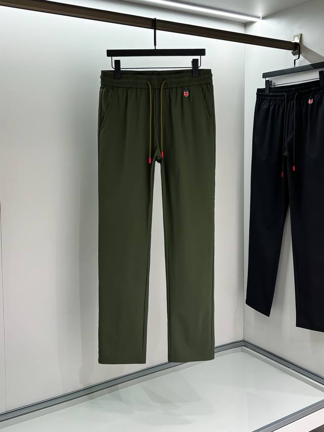 Kiton# 2025 春夏休闲裤子 美学的焕新诠释,演绎浓郁的格调型时尚风范,细节感和设计感强悍.经典品牌标识做为色彩搭配,演绎经典的品牌时尚,为整体造型增光