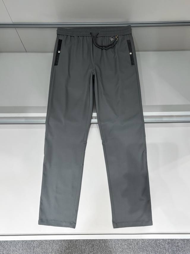 铺拍细节 Prada 2025春夏最新品，专柜同步有售，时尚休闲裤，进口原版面料，做工极为复杂，唯一可以做代购级别的渠道狠货，顶级印花工艺字母图案Logo，原版