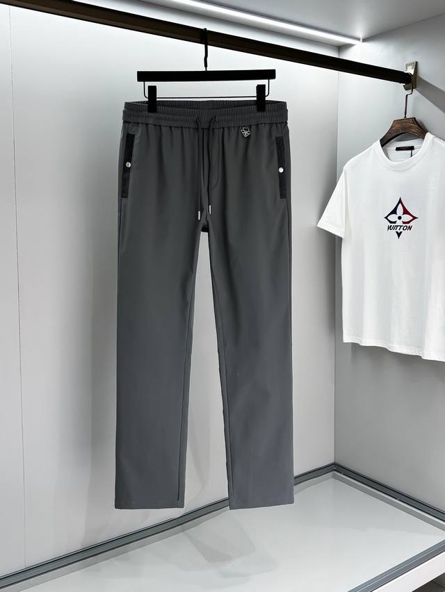 Prada 2025春夏最新品，专柜同步有售，时尚休闲裤，进口原版面料，做工极为复杂，唯一可以做代购级别的渠道狠货，顶级印花工艺字母图案Logo，原版五金辅料装