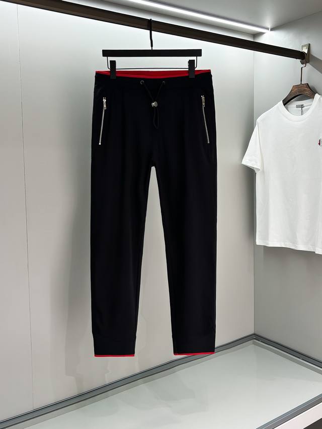 Prada，男士休闲裤 最新款上身版型无敌正！ 绝对可以闭眼收的一款 此款裤子非常百搭，弹力腰围,日常上班 户外运动都可以穿着，是时尚休闲与户外运动的完美结合，