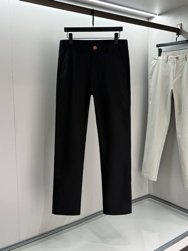 Kiton# 2025 春夏休闲裤子 美学的焕新诠释,演绎浓郁的格调型时尚风范,细节感和设计感强悍.经典品牌标识做为色彩搭配,演绎经典的品牌时尚,为整体造型增光